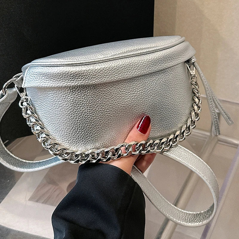 Sac banane femme argenté moderne, accessoire de mode polyvalent, parfait pour un look chic et tendance.