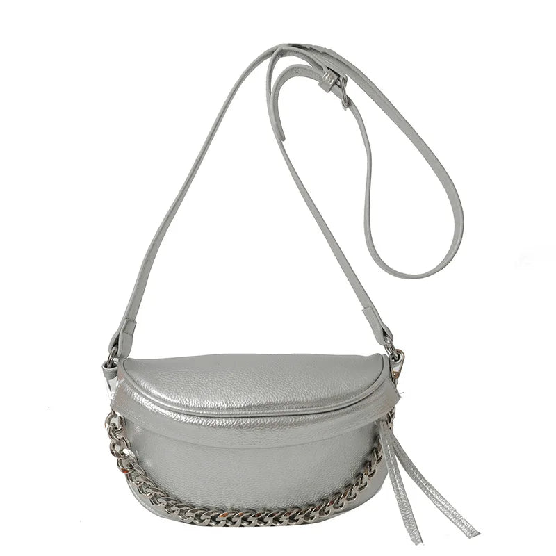Sac banane féminin argenté brillant, design contemporain, à porter à la taille ou en bandoulière.