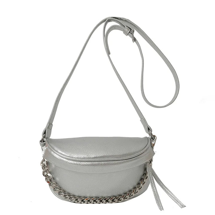 Sac banane féminin argenté brillant, design contemporain, à porter à la taille ou en bandoulière.
