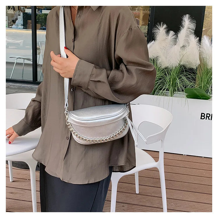 Élégant sac banane argenté pour femme, idéal pour soirées, cuir PU, ajouts dorés, style chic.