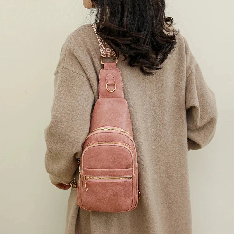 Sac de poitrine tendance pour femme en cuir PU, alliant style et praticité pour un usage branché.