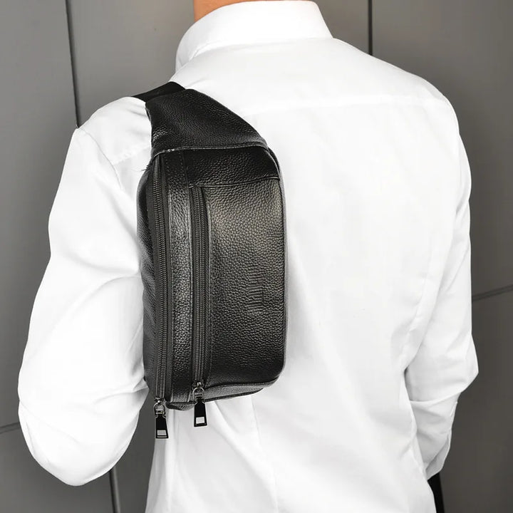 Gros plan sur la texture du cuir synthétique d'un sac banane bandoulière homme noir, style élégant