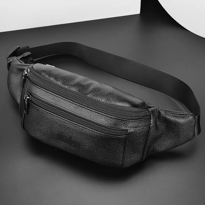 Détail de la boucle et de la sangle réglable d'un sac banane bandoulière pour homme, robuste