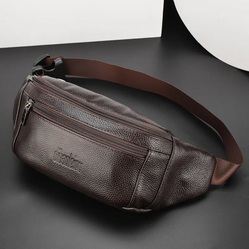 Sac banane bandoulière homme en position latérale, accentuant son design plat et sa discrétion
