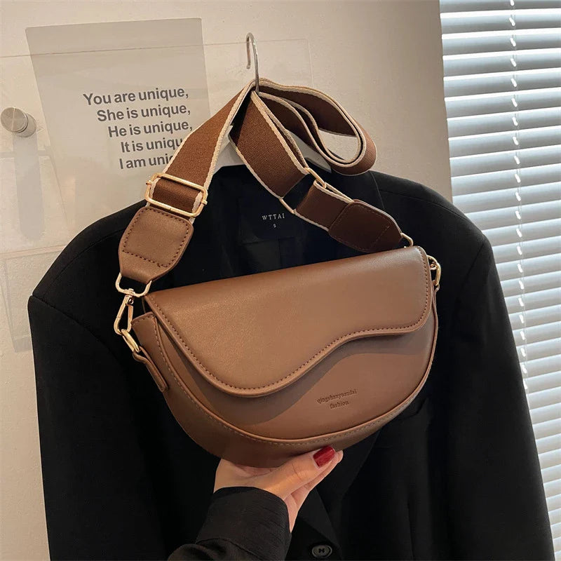 Sac banane bandoulière élégant pour femme en cuir PU, un accessoire mode indispensable.