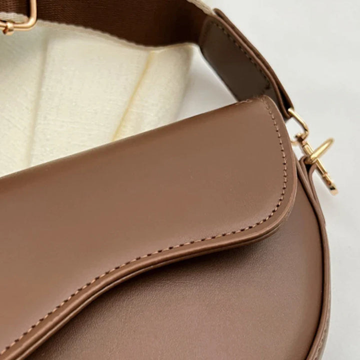 Sac banane femme bandoulière, compact et élégant, idéal pour transporter vos essentiels.
