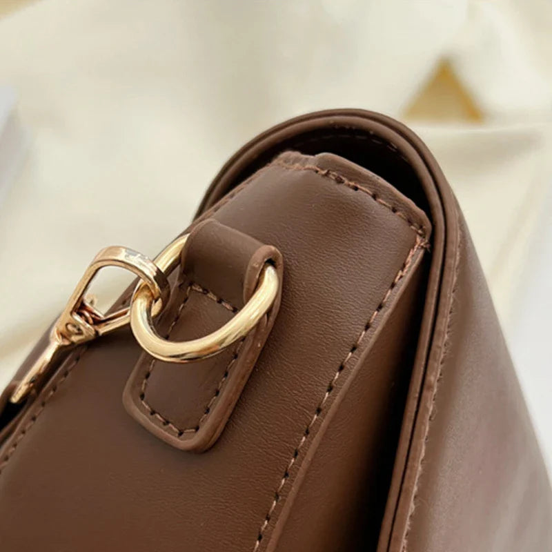 Sac épaule femme, style sac banane, en cuir PU noir, un accessoire mode incontournable.
