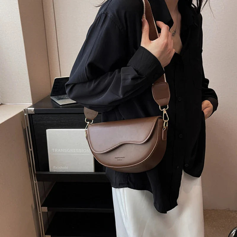 Sac banane bandoulière femme, élégant et polyvalent, parfait pour toutes les occasions.