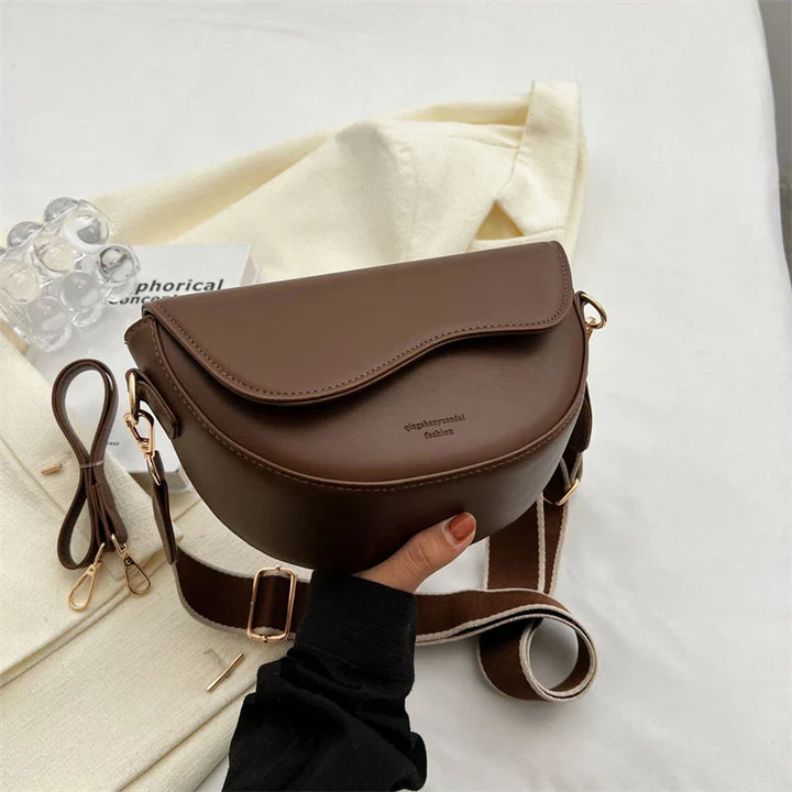 Sac banane femme en cuir PU marron foncé, bandoulière ajustable, idéal pour le voyage.