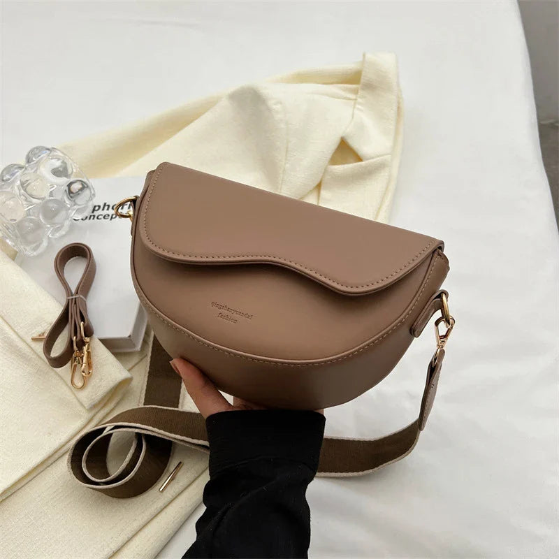 Sac banane bandoulière femme en cuir PU marron clair, chic et pratique pour le quotidien.
