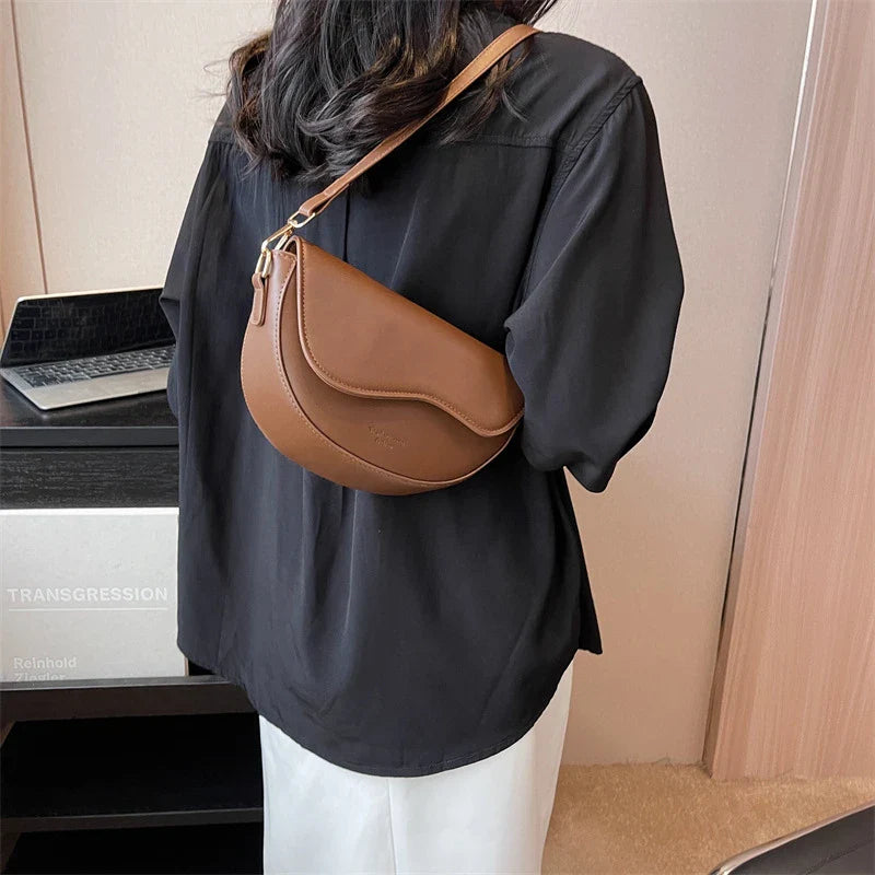 Sac bandoulière femme élégant, type sac banane, en cuir PU, parfait porté épaule ou croisé.