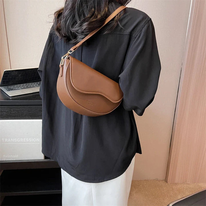 Sac bandoulière femme élégant, type sac banane, en cuir PU, parfait porté épaule ou croisé.