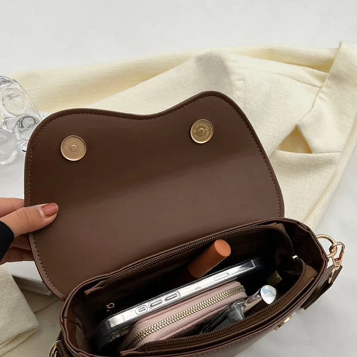 Sac bandoulière femme, sac banane cuir PU, accessoire mode élégant, disponible en marron foncé.