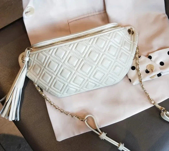 Gros plan sur la boucle reglable d'une sangle de sac banane en cuir, pour un ajustement parfait