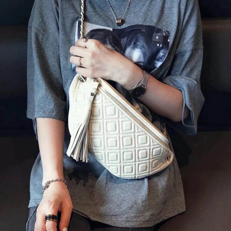 Sac banane rose pastel en cuir veritable, accessoire mode femme tendance, parfait pour le printemps