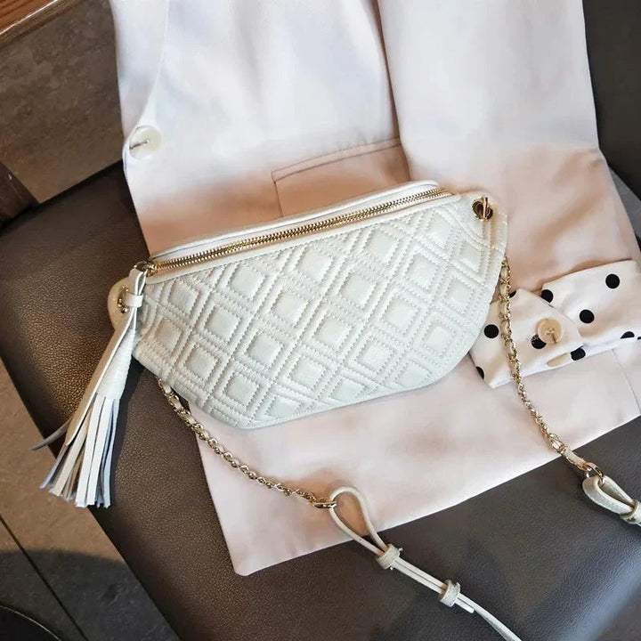 Sac banane porté en bandoulière sur une femme, illustre le confort et le style de l'accessoire