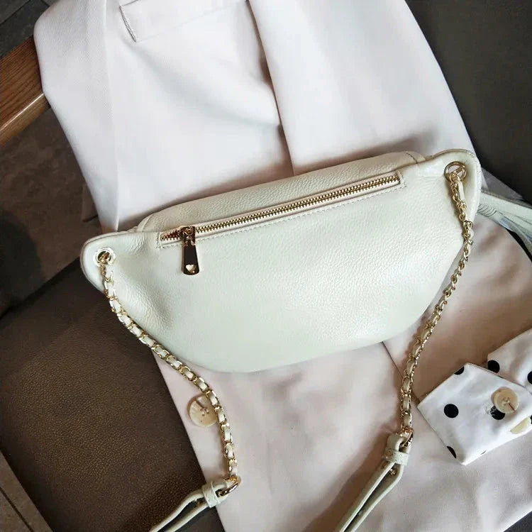 Fermeture a glissiere d'un sac banane en cuir avec tirette elegante, assure la securite des affaires