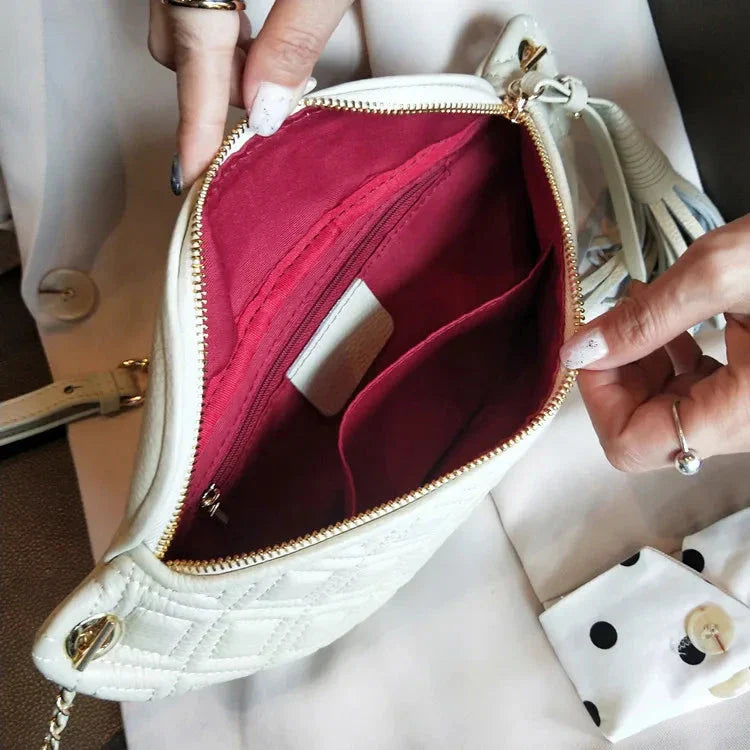 Interieur d'un sac banane en cuir veritable, spacieux avec pochette pour organiser les essentiels