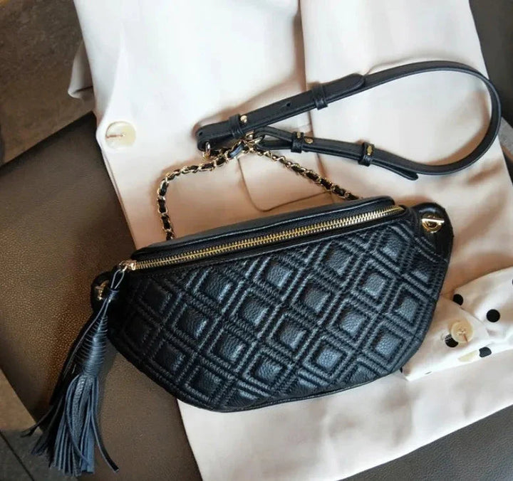 Sac banane en cuir veritable sur fond neutre, met en valeur sa forme ergonomique et son design