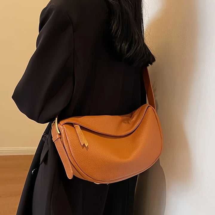 Sac banane chic en cuir PU pour femme, idéal pour une tenue mode et tendance au quotidien.