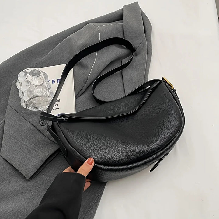 Gros plan sur la texture du sac banane femme en cuir PU, soulignant son aspect chic et sa qualité.