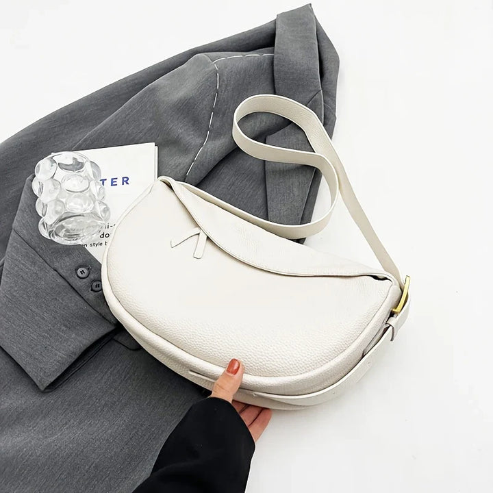 Détail du fermoir et de la sangle réglable du sac banane en cuir PU pour femme, un accessoire robuste et mode.