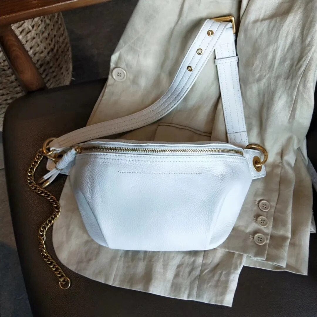 Détail de la fermeture éclair dorée sur le sac banane femme Cleopatra en cuir marron clair.