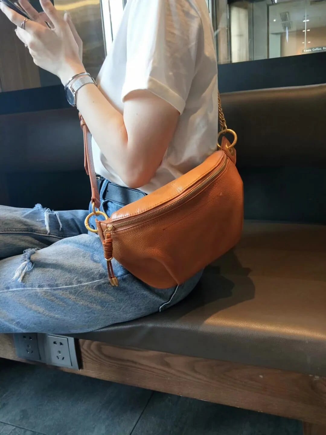 Sac banane Cleopatra noir en cuir véritable avec bandoulière réglable, accessoire polyvalent.