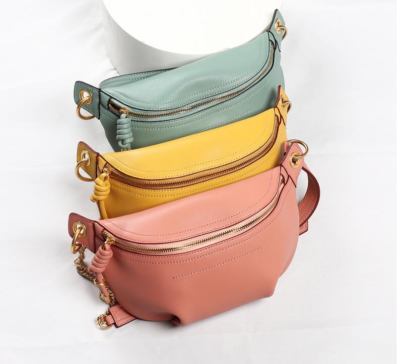 Collection de sacs banane Élise en cuir femme, présentant les coloris noir et rose.