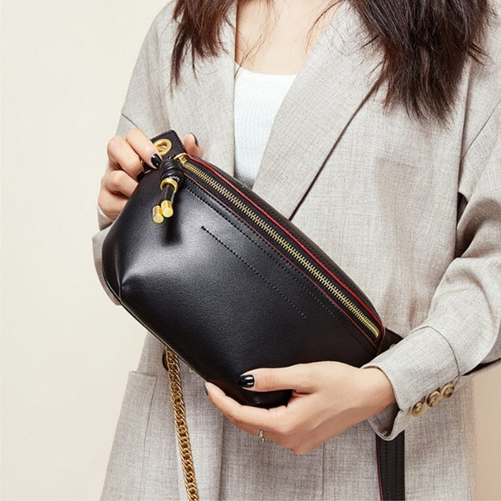 Sac banane Élise, couleur rose, posé sur une surface neutre, mettant en valeur sa forme.
