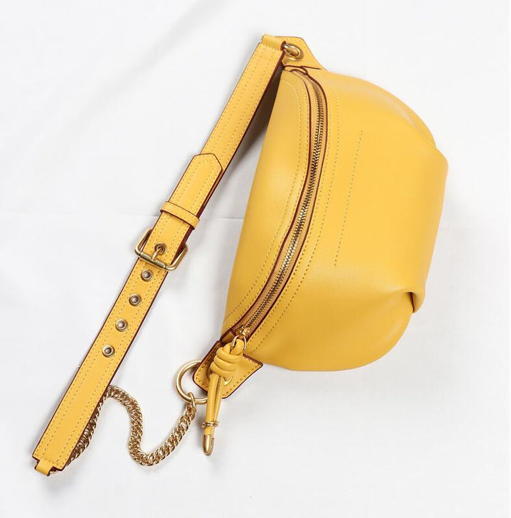 Sac banane Élise pour femme, en cuir noir, porté croisé, un accessoire mode polyvalent.