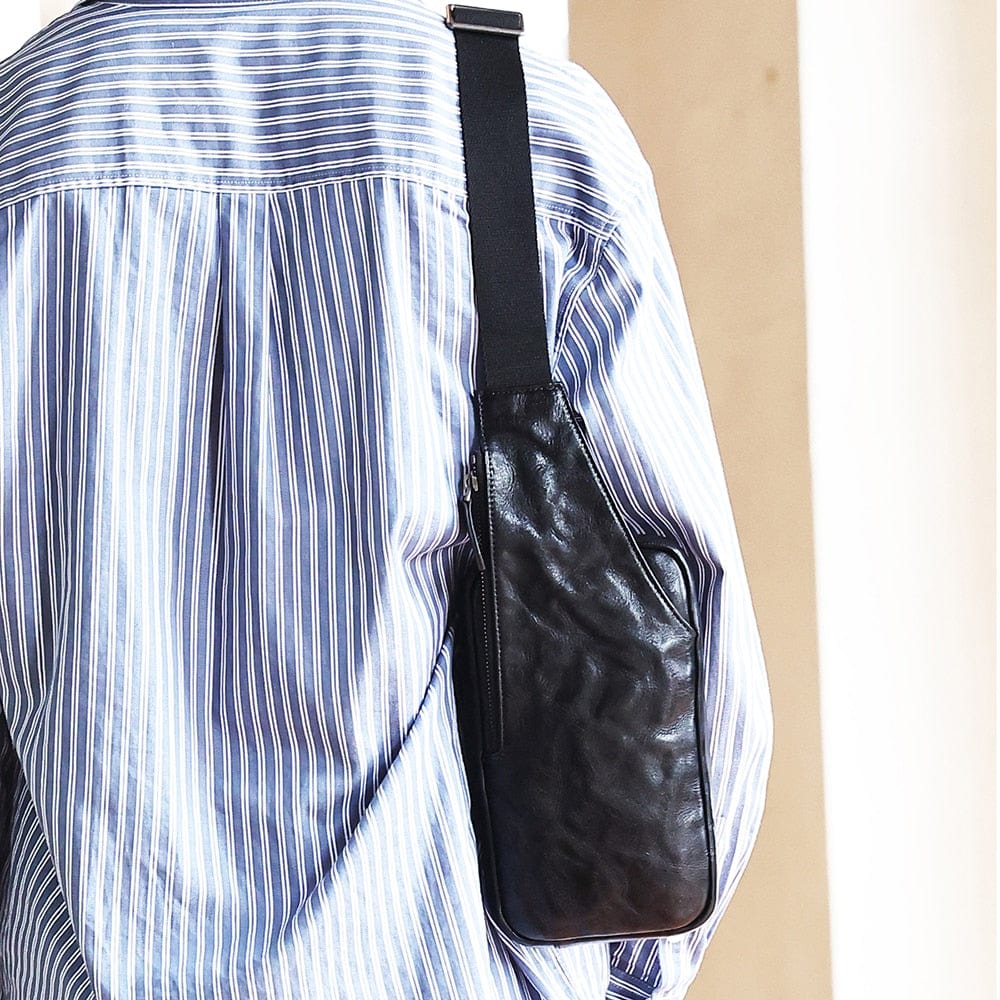 Accessoire de mode masculin : sac banane en cuir noir, parfait pour ranger téléphone et clés discrètement