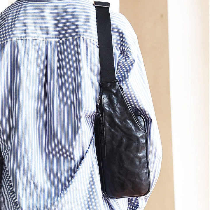 Accessoire de mode masculin : sac banane en cuir noir, parfait pour ranger téléphone et clés discrètement