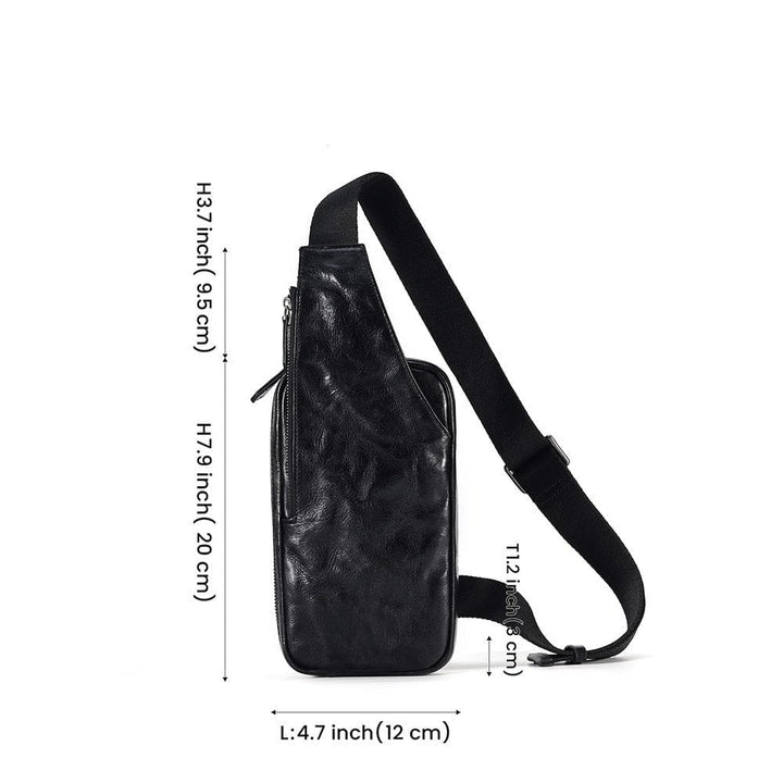 Sacoche banane en cuir noir pour homme, polyvalente et stylée, portée en bandoulière sur une tenue décontractée