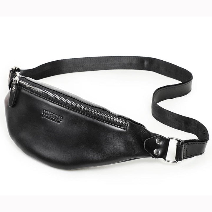 Sac banane en cuir noir pour homme, porté en bandoulière, idéal pour un style masculin chic et décontracté.