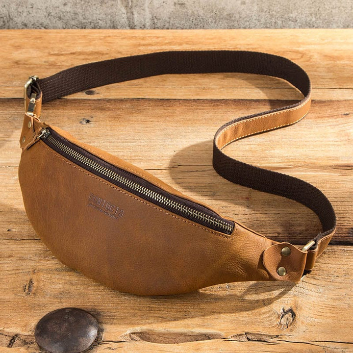 Sac banane homme en cuir de vachette, couleur marron foncé, idéal pour un look décontracté chic