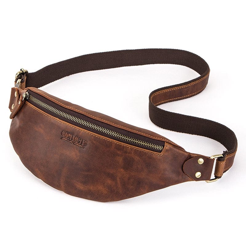 Gros plan sur la texture du cuir véritable d'un sac banane pour homme, mettant en valeur la qualité. Sacoche élégante.