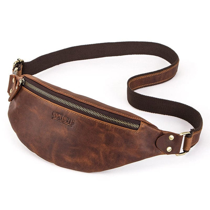 Gros plan sur la texture du cuir véritable d'un sac banane pour homme, mettant en valeur la qualité. Sacoche élégante.