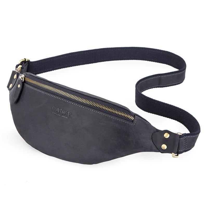 Homme avec un sac banane en cuir marron autour de la taille, accessoire pratique pour les voyages ou le quotidien.