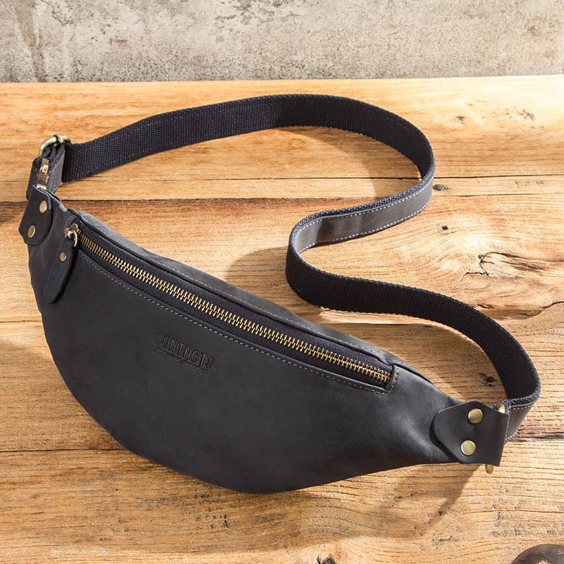 Sac banane en cuir noir pour homme, détails en métal argenté, porté à la taille, style urbain