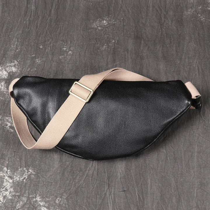 Accessoire de mode: sac banane en cuir noir, porté en bandoulière, pour femme et homme chic.
