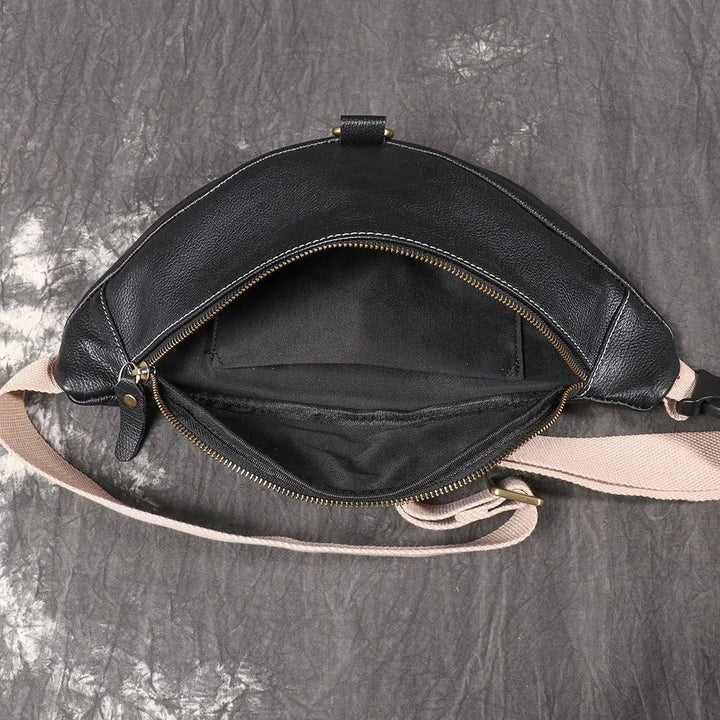 Sacoche banane unisexe en cuir noir, alliant style et fonctionnalité, pour femme et homme.