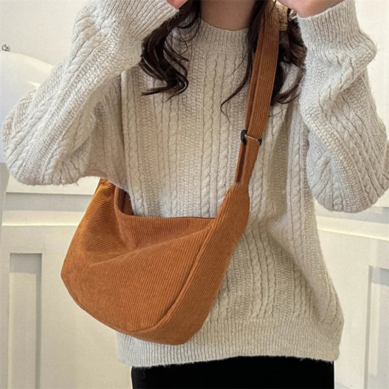 Sac banane en velours doux pour femmes, style tendance et élégant, parfait pour l'hiver.