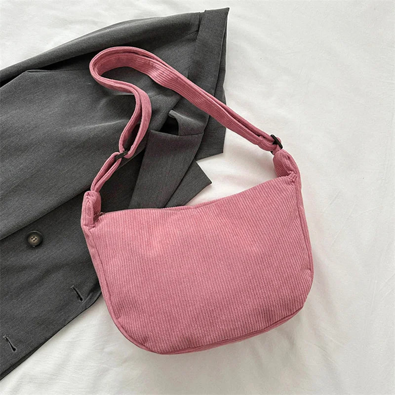 Sac banane en velours, accessoire femme hivernal, chic et confortable pour toutes occasions.
