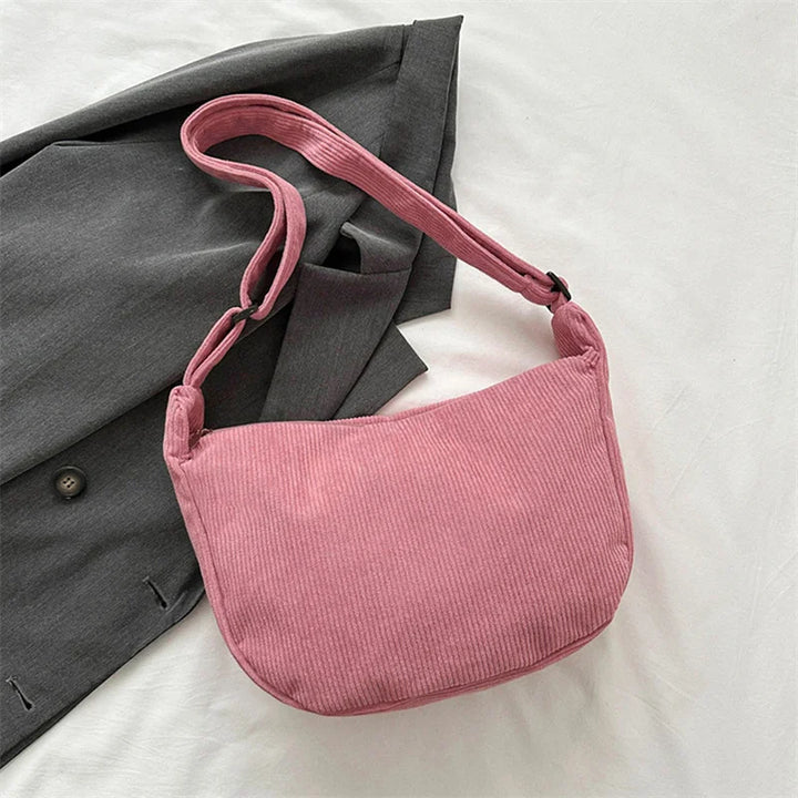 Sac banane en velours, accessoire femme hivernal, chic et confortable pour toutes occasions.