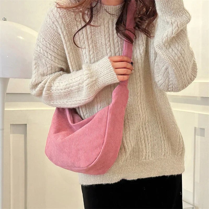 Sac banane tendance en velours doux pour femmes, sangle réglable, look élégant et pratique.
