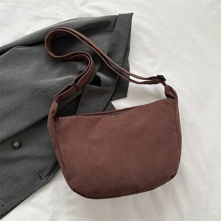 Sac banane velours pour femmes, un accessoire mode polyvalent, confortable et très élégant.