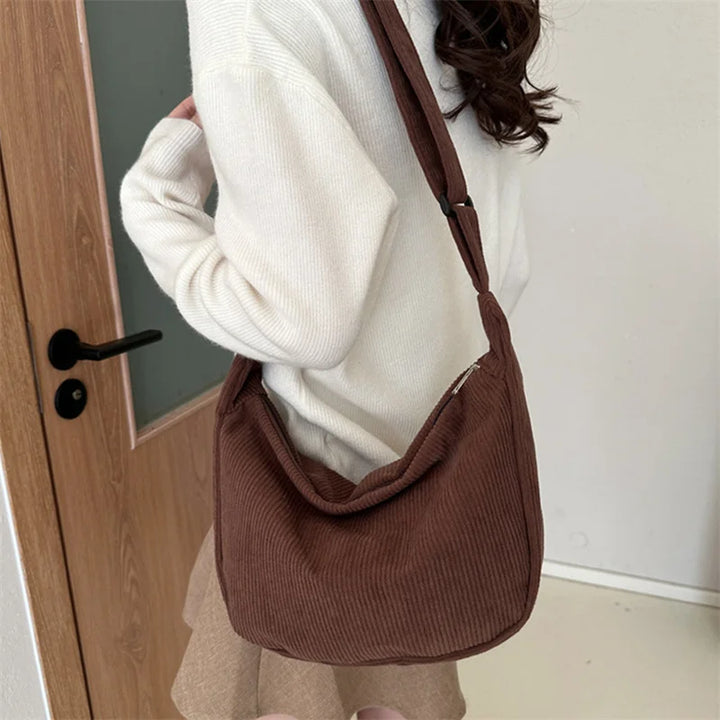 Sac banane pratique pour femme en velours, parfait pour la saison hivernale, un look tendance.
