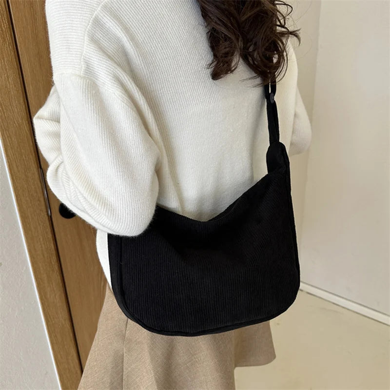 Sac banane en velours élégant, accessoire femme confortable et stylé, idéal pour l'hiver.