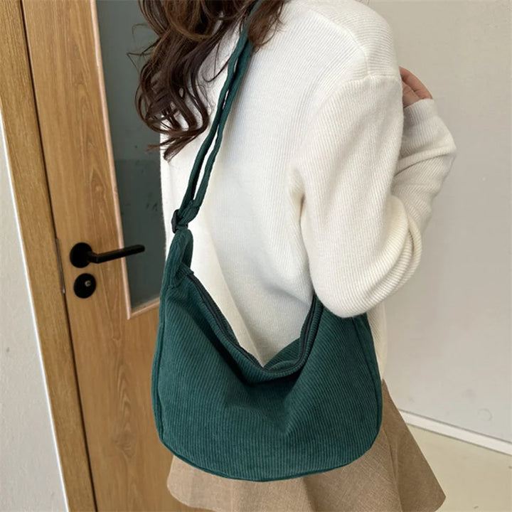 Accessoire femme : sac banane en velours mode pratique et confortable, à porter croisé.